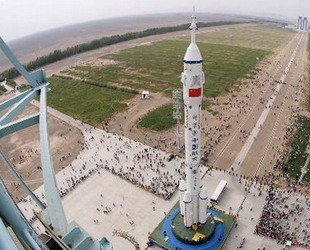 Das Pressezentrum für die Mission des bemannten chinesischen Raumschiffes 'Shenzhou 7' wird ab Donnerstag in- und ausl?ndische Journalisten in Beijing empfangen. Ein Sprecher des chinesischen Projekts für bemannte Raumfahrt teilte vor kurzem mit, dass das Raumschiff 'Shenzhou 7' zwischen dem 25. und dem 30. September ins All geschickt werde.