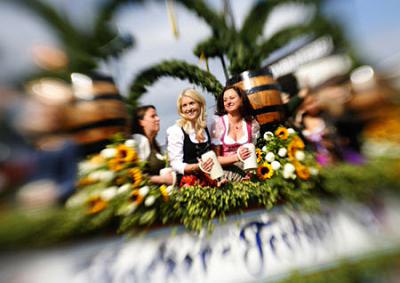 Oktoberfest ,München,Bierfestival ,Kellnerin ,Aufführung ,Umzug,2008