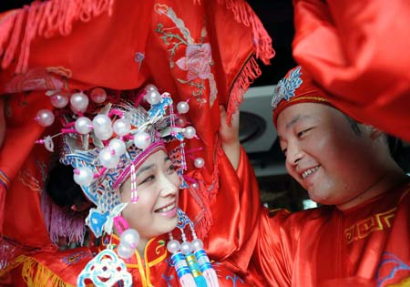 1 20 Paare nehmen an einer Gruppenhochzeit in traditionellem chinesischem Stil in Fengjing in Shanghai (Ostchina) teil. 1 20 Paare nehmen an einer Gruppenhochzeit in traditionellem chinesischem Stil in Fengjing in Shanghai (Ostchina) teil.