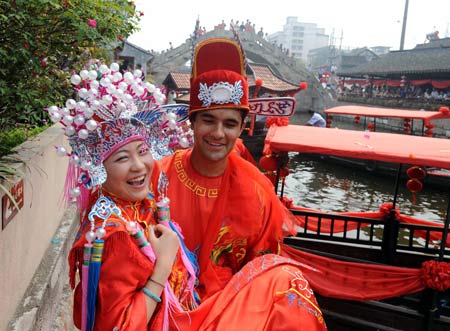 2 20 Paare nehmen an einer Gruppenhochzeit in traditionellem chinesischem Stil in Fengjing in Shanghai (Ostchina) teil. 2 20 Paare nehmen an einer Gruppenhochzeit in traditionellem chinesischem Stil in Fengjing in Shanghai (Ostchina) teil.