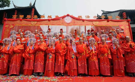 3 20 Paare nehmen an einer Gruppenhochzeit in traditionellem chinesischem Stil in Fengjing in Shanghai (Ostchina) teil.