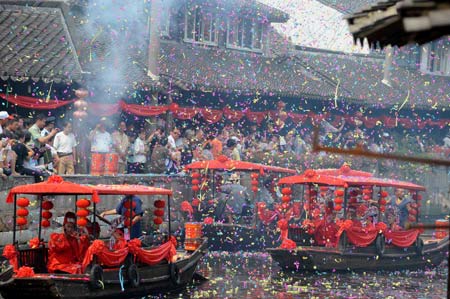 4 20 Paare nehmen an einer Gruppenhochzeit in traditionellem chinesischem Stil in Fengjing in Shanghai (Ostchina) teil.