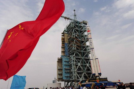 1 Wie der Pressesprecher des Projektes für bemannte Raumfahrt Chinas Wang Zhaoyao am Mittwoch im Satellitenstartzentrum Jiuquan erkl?rte, wird das Raumschiff 'Shenzhou 7' am Donnerstagabend ins All geschickt. Die Besatzung besteht aus 3 Astronauten. Bei dieser Mission wird ein Weltraumausstieg eines Taikonauten stattfinden.