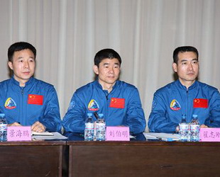 Die Taikonauten der chinesischen Weltraummission Shenzhou 7 haben sich am Mittwochabend der Presse gestellt. Die 3 Taikonauten, Zhai Zhigang, Liu Boming und Jing Haipeng, beantworteten Fragen bezüglich der dritten chinesischen Raumfahrt.