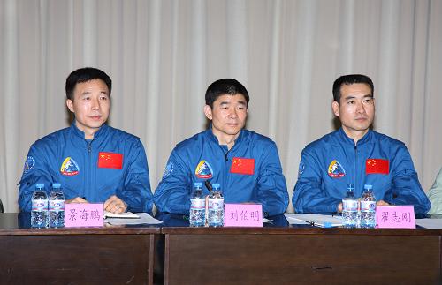 1 Die Taikonauten der chinesischen Weltraummission Shenzhou 7 haben sich am Mittwochabend der Presse gestellt. Die 3 Taikonauten, Zhai Zhigang, Liu Boming und Jing Haipeng, beantworteten Fragen bezüglich der dritten chinesischen Raumfahrt.