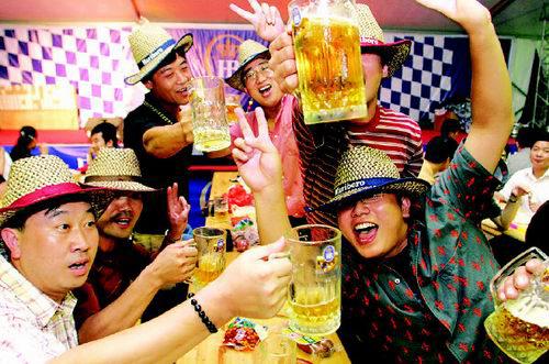 Qingdao,Beer,Festival,Oktoberfest,Olympia,Bierfest ,München,Kellnerinnen ,Auto,Vergnügungspark ,Sch?nheit,Bierg?ttin,Mazda 