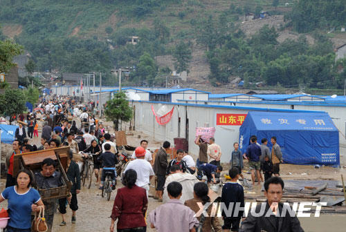Am Mittwoch flüchten die Bewohner aus ihren provisorischen Unterkünften, in denen sie seit dem Erdbeben von Wenchuan lebten. Die Pavillons sind von einer Schlammlawine zerst?rt worden.