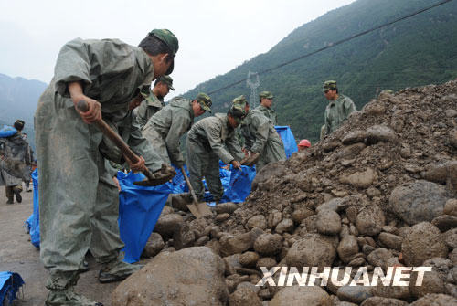 Soldaten reparieren am Mittwoch mit allen Kr?ften die Stra?e zwischen Mianyang und Beichuan.