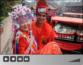 20 Paare nehmen an einer Gruppenhochzeit in traditionellem chinesischem Stil in Fengjing in Shanghai (Ostchina) teil.