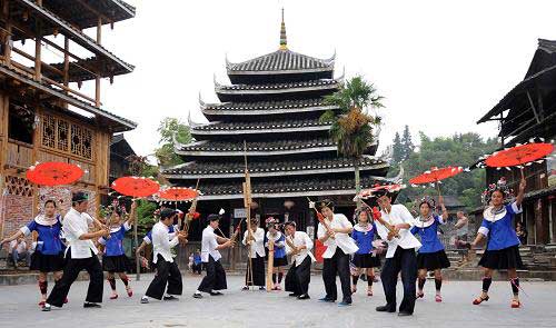 Im autonomen Kreis Sanjiang in der südwestchinesischen Provinz Guangxi siedeln die Menschen der Dong-Minderheit. Ihr geh?ren gegenw?rtig etwa drei Millionen Menschen an. Die sch?ne Landschaft im Kreis Sanjiang und die exotische Kultur der Dong-Nationalit?t ziehen jedes Jahr zahlreiche Touristen an. Im autonomen Kreis Sanjiang in der südwestchinesischen Provinz Guangxi siedeln die Menschen der Dong-Minderheit. Ihr geh?ren gegenw?rtig etwa drei Millionen Menschen an. Die sch?ne Landschaft im Kreis Sanjiang und die exotische Kultur der Dong-Nationalit?t ziehen jedes Jahr zahlreiche Touristen an.