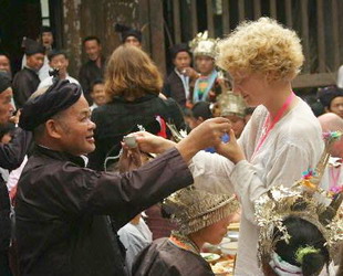 Im autonomen Kreis Sanjiang in der südwestchinesischen Provinz Guangxi siedeln die Menschen der Dong-Minderheit. Ihr geh?ren gegenw?rtig etwa drei Millionen Menschen an. Die sch?ne Landschaft im Kreis Sanjiang und die exotische Kultur der Dong-Nationalit?t ziehen jedes Jahr zahlreiche Touristen an.