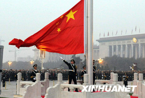 Am 1. Oktober bei Sonnenaufgang wurde in allen St?dten Chinas die Nationalflagge gehisst. Diese Zeremonie zog zahlreiche Bürger sowie Touristen an, die den 59. Geburtstag Chinas feiern wollten.