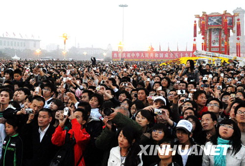 Am 1. Oktober bei Sonnenaufgang wurde in allen St?dten Chinas die Nationalflagge gehisst. Diese Zeremonie zog zahlreiche Bürger sowie Touristen an, die den 59. Geburtstag Chinas feiern wollten.