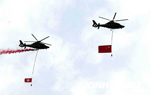 Am 1. Oktober bei Sonnenaufgang wurde in allen St?dten Chinas die Nationalflagge gehisst. Diese Zeremonie zog zahlreiche Bürger sowie Touristen an, die den 59. Geburtstag Chinas feiern wollten.