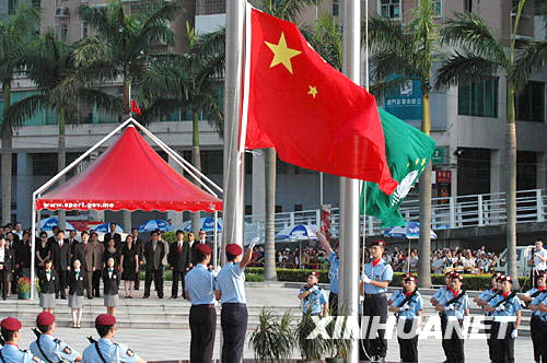 Am 1. Oktober bei Sonnenaufgang wurde in allen St?dten Chinas die Nationalflagge gehisst. Diese Zeremonie zog zahlreiche Bürger sowie Touristen an, die den 59. Geburtstag Chinas feiern wollten.