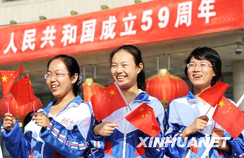 Am 1. Oktober bei Sonnenaufgang wurde in allen St?dten Chinas die Nationalflagge gehisst. Diese Zeremonie zog zahlreiche Bürger sowie Touristen an, die den 59. Geburtstag Chinas feiern wollten.