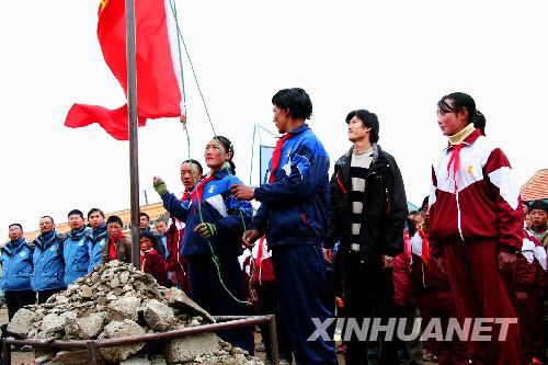 Am 1. Oktober bei Sonnenaufgang wurde in allen St?dten Chinas die Nationalflagge gehisst. Diese Zeremonie zog zahlreiche Bürger sowie Touristen an, die den 59. Geburtstag Chinas feiern wollten.