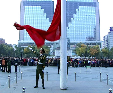 Am 1. Oktober bei Sonnenaufgang wurde in allen St?dten Chinas die Nationalflagge gehisst. Diese Zeremonie zog zahlreiche Bürger sowie Touristen an, die den 59. Geburtstag Chinas feiern wollten.