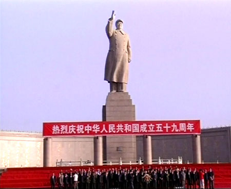 Am 1. Oktober bei Sonnenaufgang wurde in allen St?dten Chinas die Nationalflagge gehisst. Diese Zeremonie zog zahlreiche Bürger sowie Touristen an, die den 59. Geburtstag Chinas feiern wollten.