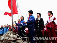 Am 1. Oktober bei Sonnenaufgang wurde in allen St?dten Chinas die Nationalflagge gehisst. Diese Zeremonie zog zahlreiche Bürger sowie Touristen an, die den 59. Geburtstag Chinas feiern wollten.