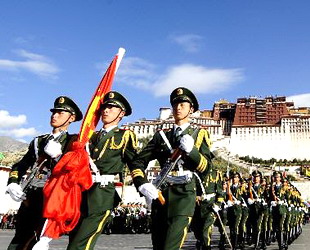 Am 1. Oktober bei Sonnenaufgang wurde in allen St?dten Chinas die Nationalflagge gehisst. Diese Zeremonie zog zahlreiche Bürger sowie Touristen an, die den 59. Geburtstag Chinas feiern wollten.