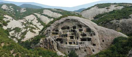 1 Rund 1000 Jahre alte Wohnh?hlen in einer Steilwand in der N?he von Beijing geben Forschern R?tsel auf. Es ist nicht klar, wer diese H?hlen bewohnte, und auch nicht genau, wann sie gebaut wurden.