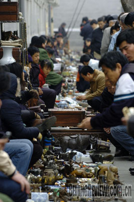 1 Shu Wen konnte nicht ahnen, dass der chinesische Sammlermarkt so popul?r ist. Der Doktorand im Fach Soziologie, der gerade aus Frankreich nach China heimgekehrt ist, hat über den Markt als Teil seiner Studien geforscht, doch war v?llig unvorbereitet auf das, was er vorfand.
