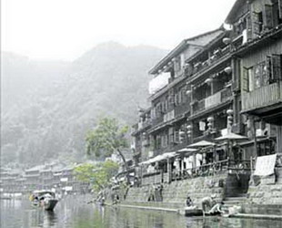Zhangjiajie ist mit seiner atemberaubenden Landschaft und seinen historischen Werten ein unbedingtes Reiseziel. Wenn auch von Ausl?ndern noch eher unentdeckt, ist auch für nicht chinesisch sprechende Touristen ist eine Reise nach Zhangjiajie mehr als ein Erlebnis.