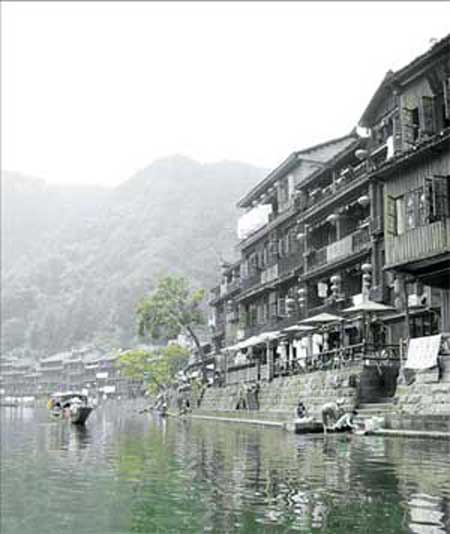 1 Zhangjiajie ist mit seiner atemberaubenden Landschaft und seinen historischen Werten ein unbedingtes Reiseziel. Wenn auch von Ausl?ndern noch eher unentdeckt, ist auch für nicht chinesisch sprechende Touristen ist eine Reise nach Zhangjiajie mehr als ein Erlebnis.