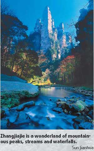 2 Zhangjiajie ist mit seiner atemberaubenden Landschaft und seinen historischen Werten ein unbedingtes Reiseziel. Wenn auch von Ausl?ndern noch eher unentdeckt, ist auch für nicht chinesisch sprechende Touristen ist eine Reise nach Zhangjiajie mehr als ein Erlebnis.