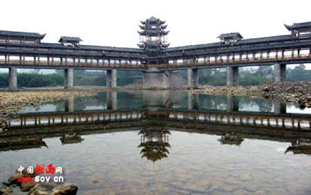 1 China hat mit einem Brückenbau einen neuen Weltrekord aufgestellt. Die weltl?ngste Brücke wurde von der ethnischen Minderheit Tujia in der Provinz Hunan errichtet und erstreckt sich auf eine L?nge von 288,8 Meter.