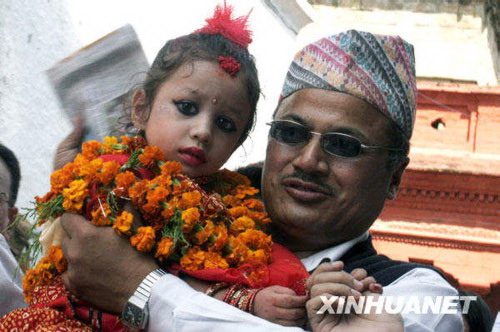 Jetzt hat Nepal seine neue lebende G?ttin. Die dreij?hrige Matina Shakya wurde am Dienstag Morgen in Kathmandu nach einer Reihe von religi?sen Zeremonien zur &apos;Royal Kumari&apos; ernannt und trat ihr Amt im Kumari-Palast an.