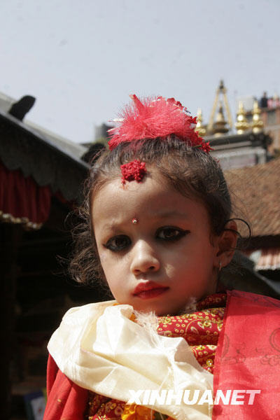 Jetzt hat Nepal seine neue lebende G?ttin. Die dreij?hrige Matina Shakya wurde am Dienstag Morgen in Kathmandu nach einer Reihe von religi?sen Zeremonien zur &apos;Royal Kumari&apos; ernannt und trat ihr Amt im Kumari-Palast an.