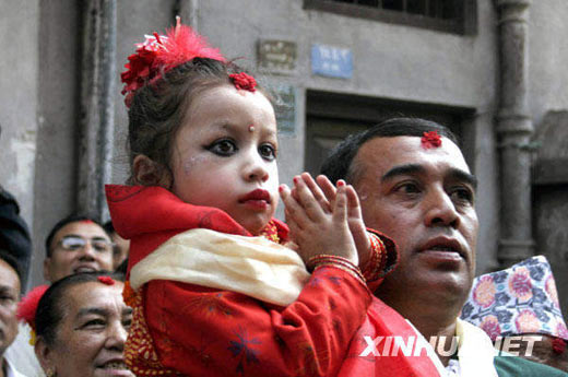 Jetzt hat Nepal seine neue lebende G?ttin. Die dreij?hrige Matina Shakya wurde am Dienstag Morgen in Kathmandu nach einer Reihe von religi?sen Zeremonien zur &apos;Royal Kumari&apos; ernannt und trat ihr Amt im Kumari-Palast an.