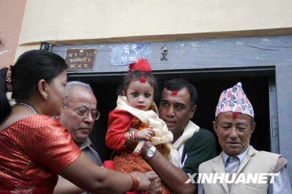 Jetzt hat Nepal seine neue lebende Göttin. Die dreijährige Matina Shakya wurde am Dienstag Morgen in Kathmandu nach einer Reihe von religiösen Zeremonien zur &apos;Royal Kumari&apos; ernannt und trat ihr Amt im Kumari-Palast an.