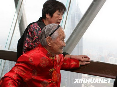 1 Alter ist kein Grund zur Unzufriedenheit - das belegt eine unter Shanghaier Senioren durchgeführte Umfrage. Wenn es auch einige Gründe zum Beklagen gibt, lebt die Mehrheit der Senioren zufrieden.