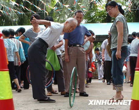 2 Alter ist kein Grund zur Unzufriedenheit - das belegt eine unter Shanghaier Senioren durchgeführte Umfrage. Wenn es auch einige Gründe zum Beklagen gibt, lebt die Mehrheit der Senioren zufrieden.