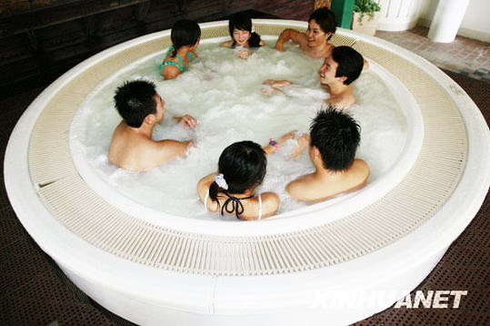 Am vergangenen Sonntag feierten die Japaner ihr Bohnenmilch-Festival. In Hakone, etwa 80 Kilometer südwestlich der japanischen Hauptstadt Tokio, bot ein Urlaubsdorf anl?sslich dieses Festivals den Service “Bohnenmilchbad” an.