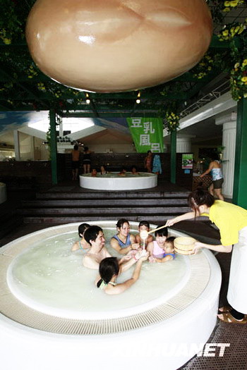 Am vergangenen Sonntag feierten die Japaner ihr Bohnenmilch-Festival. In Hakone, etwa 80 Kilometer südwestlich der japanischen Hauptstadt Tokio, bot ein Urlaubsdorf anl?sslich dieses Festivals den Service “Bohnenmilchbad” an.