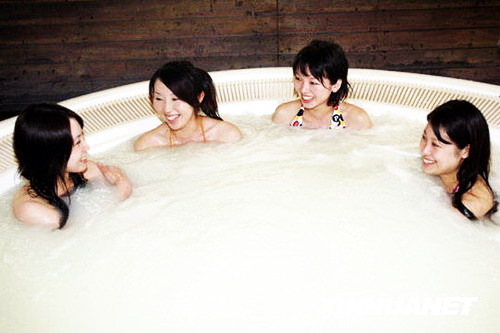 Am vergangenen Sonntag feierten die Japaner ihr Bohnenmilch-Festival. In Hakone, etwa 80 Kilometer südwestlich der japanischen Hauptstadt Tokio, bot ein Urlaubsdorf anl?sslich dieses Festivals den Service “Bohnenmilchbad” an.