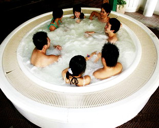 Am vergangenen Sonntag feierten die Japaner ihr Bohnenmilch-Festival. In Hakone, etwa 80 Kilometer südwestlich der japanischen Hauptstadt Tokio, bot ein Urlaubsdorf anl?sslich dieses Festivals den Service “Bohnenmilchbad” an.