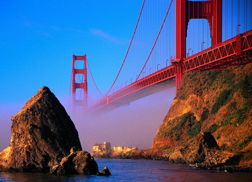 Ein Fangnetz aus Stahl soll an der Golden-Gate-Bridge in San Francisco angebracht werden, obwohl es der Sch?nheit des Bauwerks schaden k?nnte. Am vergangenen Freitag hat die Brückenverwaltung mit gro?em Mehr für die Sicherheitsma?nahme gestimmt Ein Fangnetz aus Stahl soll an der Golden-Gate-Bridge in San Francisco angebracht werden, obwohl es der Sch?nheit des Bauwerks schaden k?nnte. Am vergangenen Freitag hat die Brückenverwaltung mit gro?em Mehr für die Sicherheitsma?nahme gestimmt