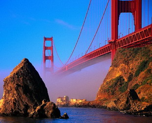 Ein Fangnetz aus Stahl soll an der Golden-Gate-Bridge in San Francisco angebracht werden, obwohl es der Sch?nheit des Bauwerks schaden k?nnte. Am vergangenen Freitag hat die Brückenverwaltung mit gro?em Mehr für die Sicherheitsma?nahme gestimmt