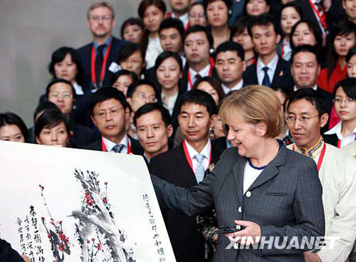 Die deutsche Bundeskanzlerin Angela Merkel hat am Dienstag in Berlin die zum Austausch in Deutschland weilende chinesische Jugenddelegation empfangen.