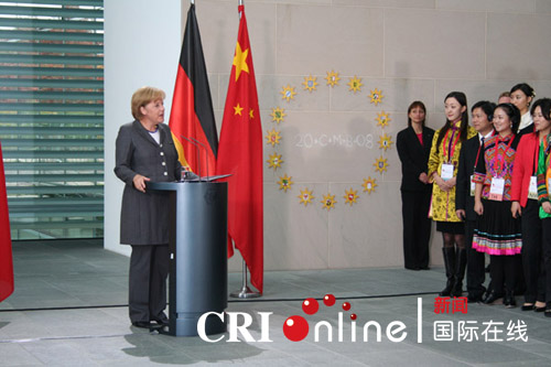 Die deutsche Bundeskanzlerin Angela Merkel hat am Dienstag in Berlin die zum Austausch in Deutschland weilende chinesische Jugenddelegation empfangen.