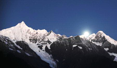 Als einer der 118 schneebedeckten Berge, die sich durchschnittlich 5000 Meter über dem Meeresspiegel in der Region der Drei Parallel-Flüsse befinden, erhebt sich der Meili-Schneeberg 6740 Meter. Sein Gipfel ist mit Gletschern bedeckt, die sich vor mehr als tausend Jahren geformt haben.