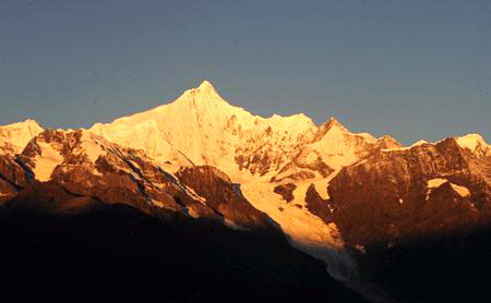 Als einer der 118 schneebedeckten Berge, die sich durchschnittlich 5000 Meter über dem Meeresspiegel in der Region der Drei Parallel-Flüsse befinden, erhebt sich der Meili-Schneeberg 6740 Meter. Sein Gipfel ist mit Gletschern bedeckt, die sich vor mehr als tausend Jahren geformt haben.