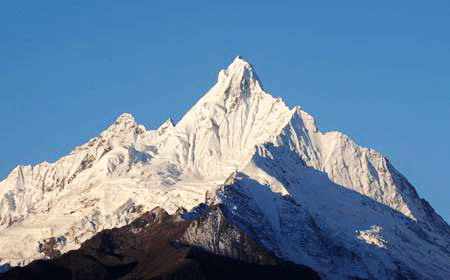 Als einer der 118 schneebedeckten Berge, die sich durchschnittlich 5000 Meter über dem Meeresspiegel in der Region der Drei Parallel-Flüsse befinden, erhebt sich der Meili-Schneeberg 6740 Meter. Sein Gipfel ist mit Gletschern bedeckt, die sich vor mehr als tausend Jahren geformt haben.