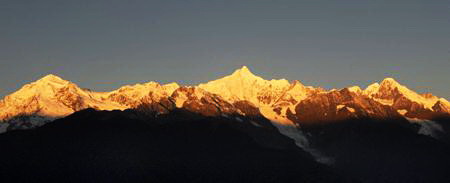 Als einer der 118 schneebedeckten Berge, die sich durchschnittlich 5000 Meter über dem Meeresspiegel in der Region der Drei Parallel-Flüsse befinden, erhebt sich der Meili-Schneeberg 6740 Meter. Sein Gipfel ist mit Gletschern bedeckt, die sich vor mehr als tausend Jahren geformt haben.
