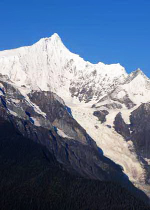 Als einer der 118 schneebedeckten Berge, die sich durchschnittlich 5000 Meter über dem Meeresspiegel in der Region der Drei Parallel-Flüsse befinden, erhebt sich der Meili-Schneeberg 6740 Meter. Sein Gipfel ist mit Gletschern bedeckt, die sich vor mehr als tausend Jahren geformt haben.